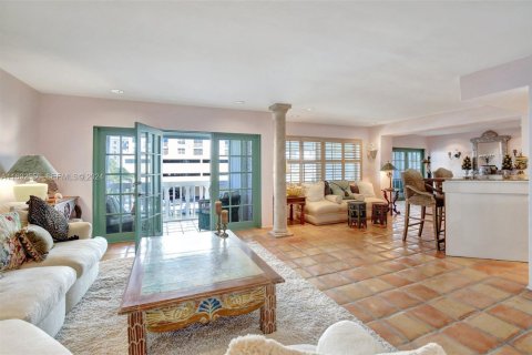 Condominio en Hallandale Beach, Florida, 2 dormitorios  № 2245135