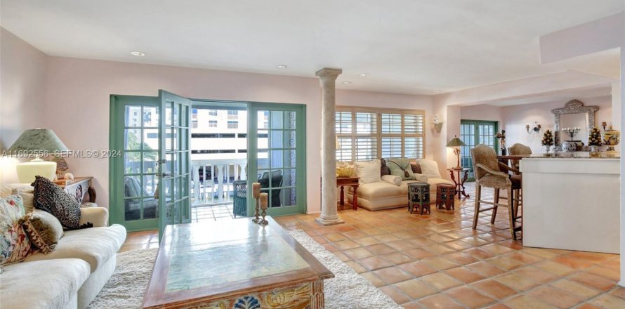 Condominio en Hallandale Beach, Florida, 2 dormitorios № 2245135