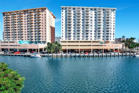 Condominio en venta en Hallandale Beach, Florida, 2 dormitorios, 162.58 m2 № 2245135 - foto 21
