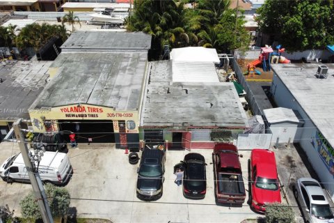 Commercial property in Hialeah, Florida № 1781945 - photo 1