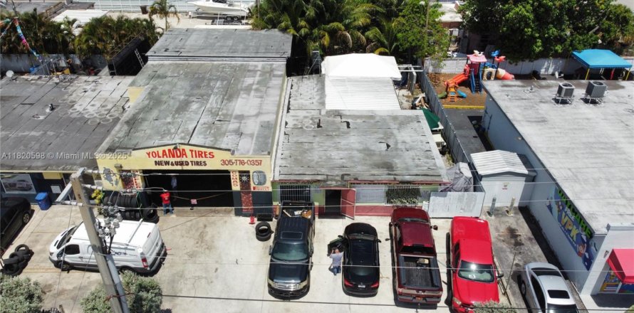 Commercial property in Hialeah, Florida № 1781945