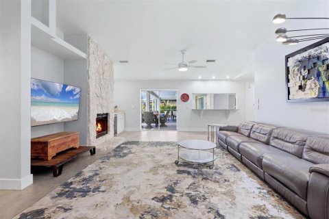 House in Sarasota, Florida 3 bedrooms, 231.33 sq.m. № 2202345 - photo 14