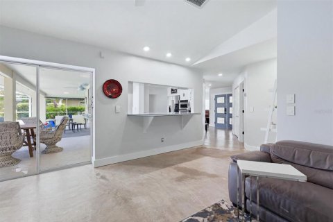 House in Sarasota, Florida 3 bedrooms, 231.33 sq.m. № 2202345 - photo 13