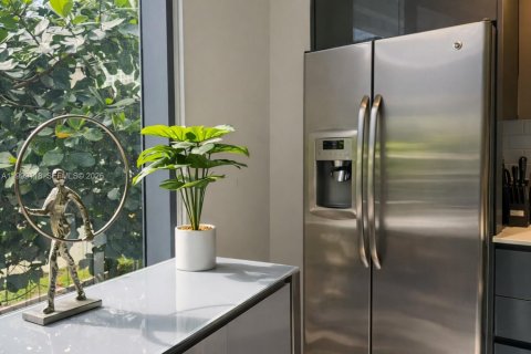 Condo in Miami, Florida, 2 bedrooms № 2067190 - photo 11