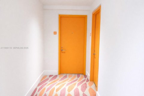 Condo in Miami, Florida, 2 bedrooms № 2067190 - photo 3