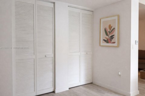 Condo in Miami, Florida, 2 bedrooms № 2067190 - photo 6