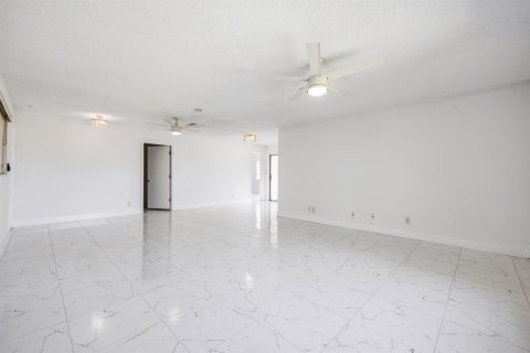 Condo in Deerfield Beach, Florida, 2 bedrooms № 2245787 - photo 7