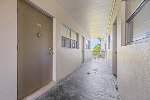 Condo in Deerfield Beach, Florida, 2 bedrooms № 2245787 - photo 16
