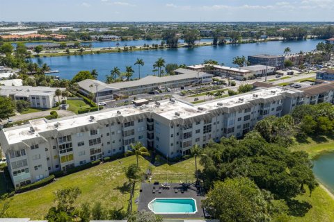 Condo in Deerfield Beach, Florida, 2 bedrooms № 2245787 - photo 17