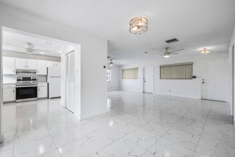 Condo in Deerfield Beach, Florida, 2 bedrooms № 2245787 - photo 4