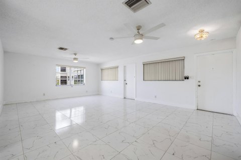 Condo in Deerfield Beach, Florida, 2 bedrooms № 2245787 - photo 5