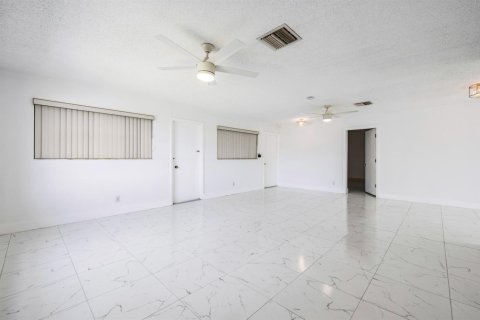 Condo in Deerfield Beach, Florida, 2 bedrooms № 2245787 - photo 6
