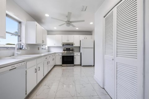 Condo in Deerfield Beach, Florida, 2 bedrooms № 2245787 - photo 8