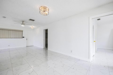 Condo in Deerfield Beach, Florida, 2 bedrooms № 2245787 - photo 3
