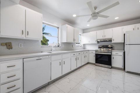 Condo in Deerfield Beach, Florida, 2 bedrooms № 2245787 - photo 9