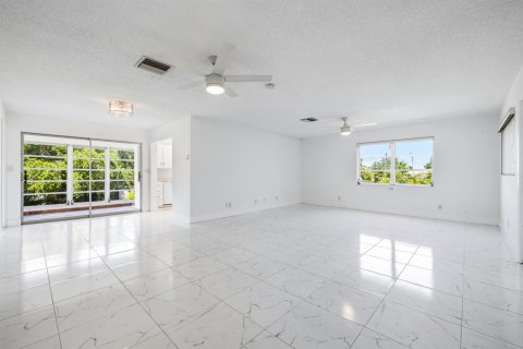Condo in Deerfield Beach, Florida, 2 bedrooms № 2245787 - photo 2