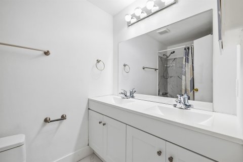 Condo in Deerfield Beach, Florida, 2 bedrooms № 2245787 - photo 12