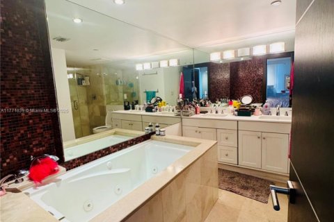 Condo in Aventura, Florida, 2 bedrooms  № 1595947 - photo 11