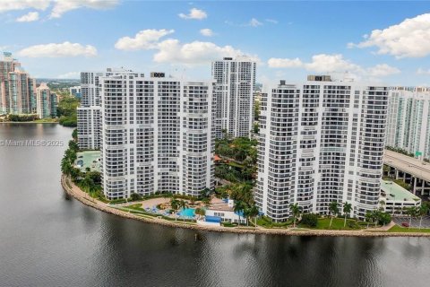 Condo in Aventura, Florida, 2 bedrooms  № 1595947 - photo 1