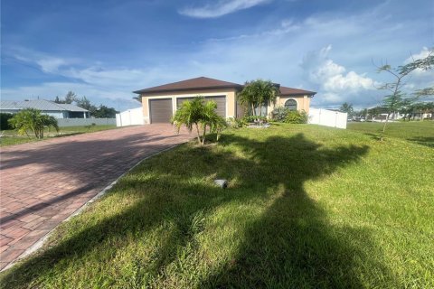Casa en alquiler en Cape Coral, Florida, 3 dormitorios, 170.48 m2 № 1825347 - foto 1