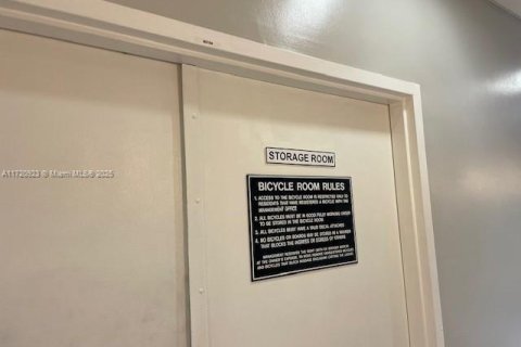 Condo in Hollywood, Florida, 1 bedroom  № 1937231 - photo 19