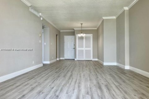 Condominio en venta en Hollywood, Florida, 1 dormitorio, 69.21 m2 № 1937231 - foto 3