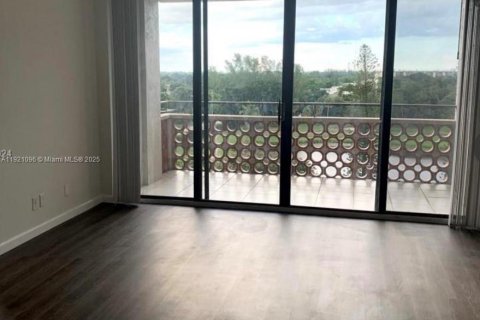 Condo in Lauderhill, Florida, 1 bedroom  № 2037914 - photo 2