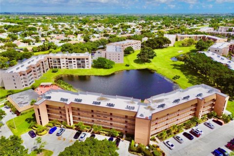 Condo in Sunrise, Florida, 2 bedrooms  № 1944846 - photo 2