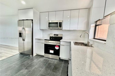 Condo in Sunrise, Florida, 2 bedrooms  № 1944846 - photo 11