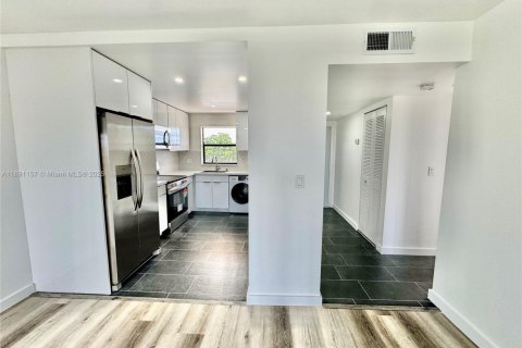 Condo in Sunrise, Florida, 2 bedrooms  № 1944846 - photo 14