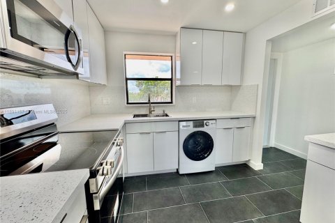 Condo in Sunrise, Florida, 2 bedrooms  № 1944846 - photo 10