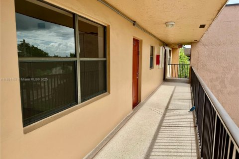 Condo in Sunrise, Florida, 2 bedrooms  № 1944846 - photo 28