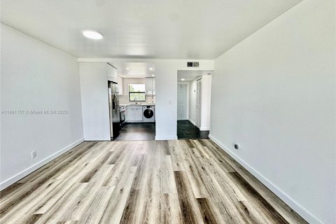 Condo in Sunrise, Florida, 2 bedrooms  № 1944846 - photo 16