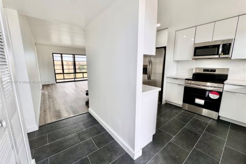 Condo in Sunrise, Florida, 2 bedrooms  № 1944846 - photo 13