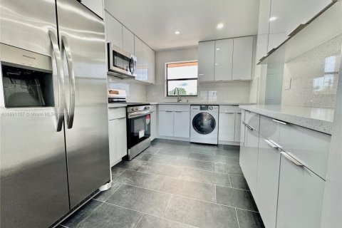 Condo in Sunrise, Florida, 2 bedrooms  № 1944846 - photo 1