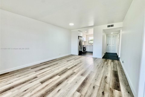 Condo in Sunrise, Florida, 2 bedrooms  № 1944846 - photo 15