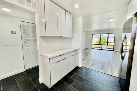 Condo in Sunrise, Florida, 2 bedrooms  № 1944846 - photo 12