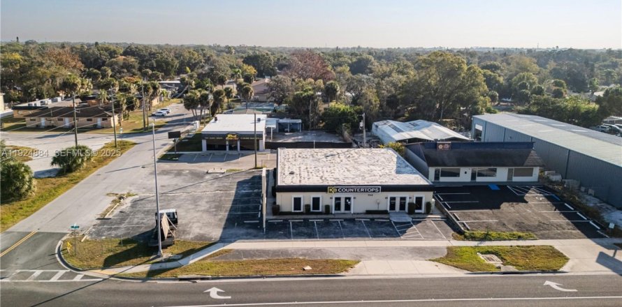 Commercial property in New Port Richey, Florida № 2076723