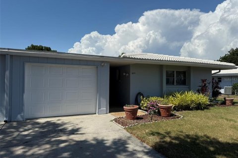 House in Sarasota, Florida 2 bedrooms, 142.33 sq.m. № 1761990 - photo 1