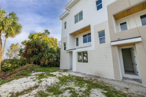 Townhouse in Tampa, Florida 3 bedrooms, 194.82 sq.m. № 1522482 - photo 2