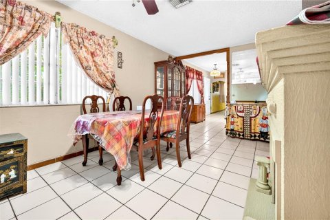 Casa en venta en Hialeah, Florida, 5 dormitorios, 159.98 m2 № 2388619 - foto 10