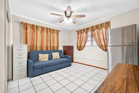 Casa en venta en Hialeah, Florida, 5 dormitorios, 159.98 m2 № 2388619 - foto 16
