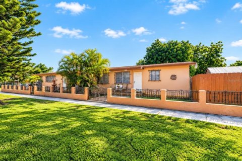 Casa en venta en Hialeah, Florida, 5 dormitorios, 159.98 m2 № 2388619 - foto 3