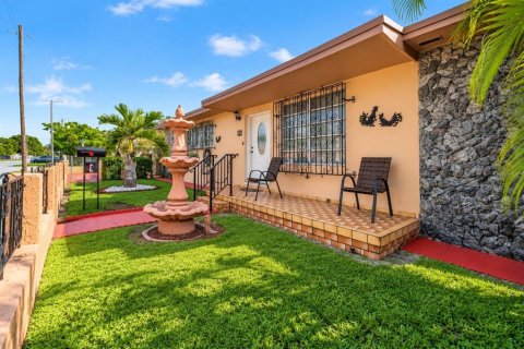 Casa en venta en Hialeah, Florida, 5 dormitorios, 159.98 m2 № 2388619 - foto 5