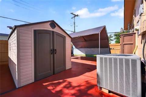 Casa en venta en Hialeah, Florida, 5 dormitorios, 159.98 m2 № 2388619 - foto 18