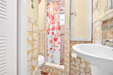 Casa en venta en Hialeah, Florida, 5 dormitorios, 159.98 m2 № 2388619 - foto 12