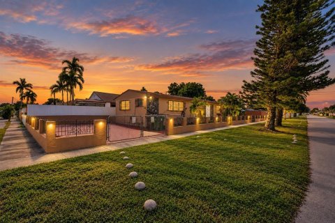 Casa en venta en Hialeah, Florida, 5 dormitorios, 159.98 m2 № 2388619 - foto 2