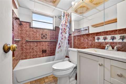 Casa en venta en Hialeah, Florida, 5 dormitorios, 159.98 m2 № 2388619 - foto 28