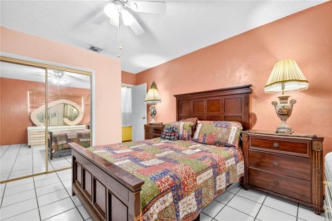 Casa en venta en Hialeah, Florida, 5 dormitorios, 159.98 m2 № 2388619 - foto 15