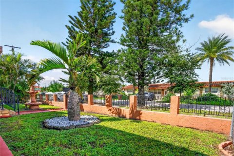 Casa en venta en Hialeah, Florida, 5 dormitorios, 159.98 m2 № 2388619 - foto 30
